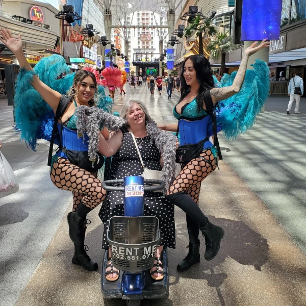 Customer using Scooter de mobilité léger